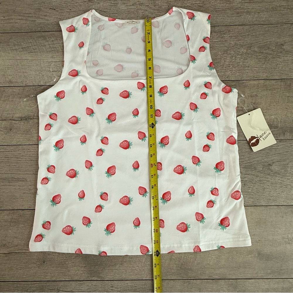 Free Kisses Women's Tank Top With Strawberry Print‎ Size 1X - Picture 5 of 6